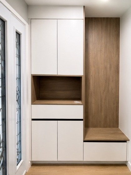 Entryway cabinet with bench and open niche